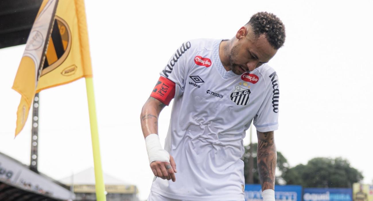 Neymar chega ao CT Rei Pelé após eliminação do Santos no Paulista