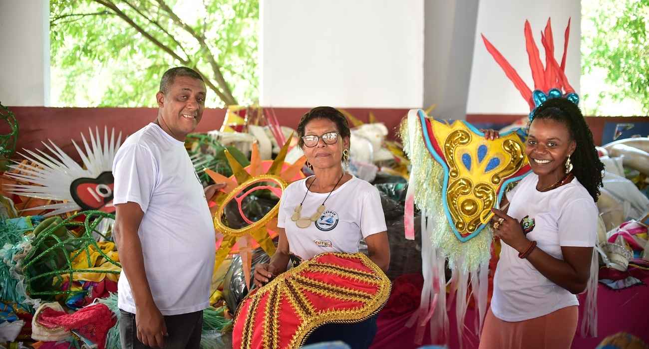 Barracão das escolas de samba de Niterói em atividade no Barreto
