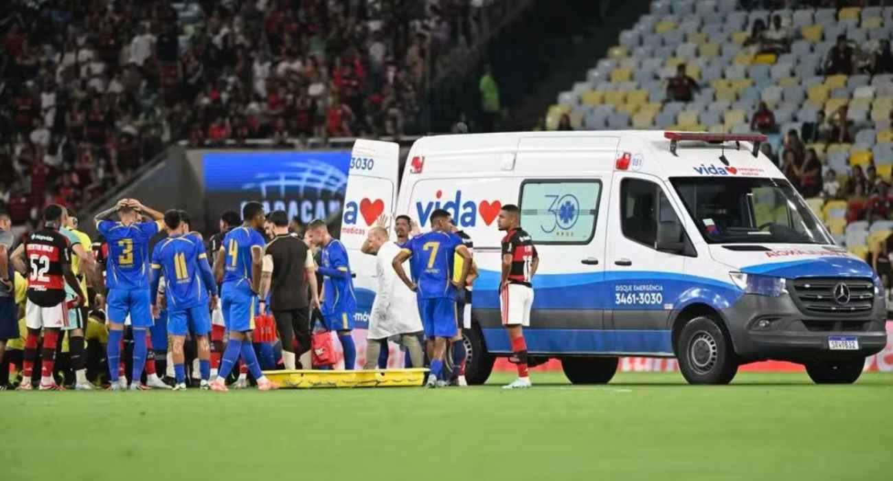 Volante Alexandre, do Sampaio Corrêa, recebe atendimento médico após convulsão durante jogo contra o Flamengo no Maracanã