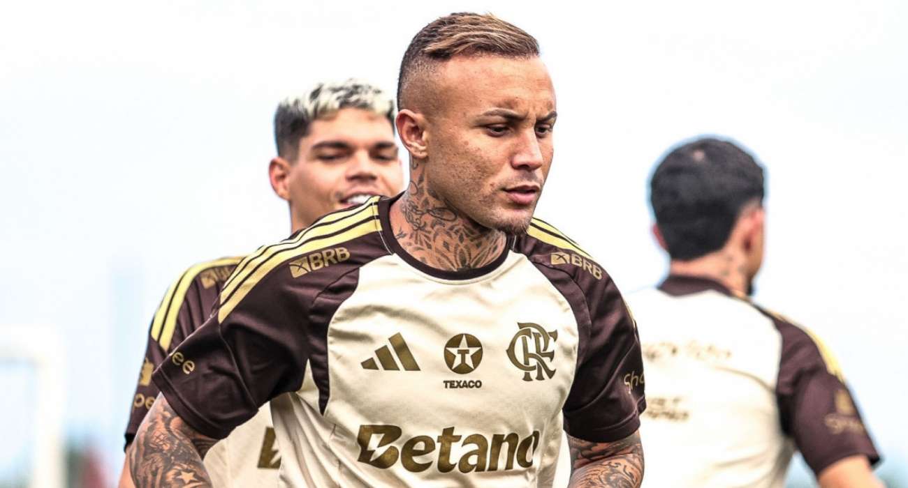 Everton Cebolinha observa partida do Flamengo no banco de reservas