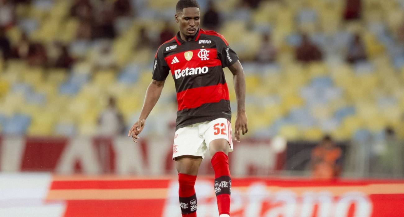 Evertton Araújo em ação pelo Flamengo no Maracanã