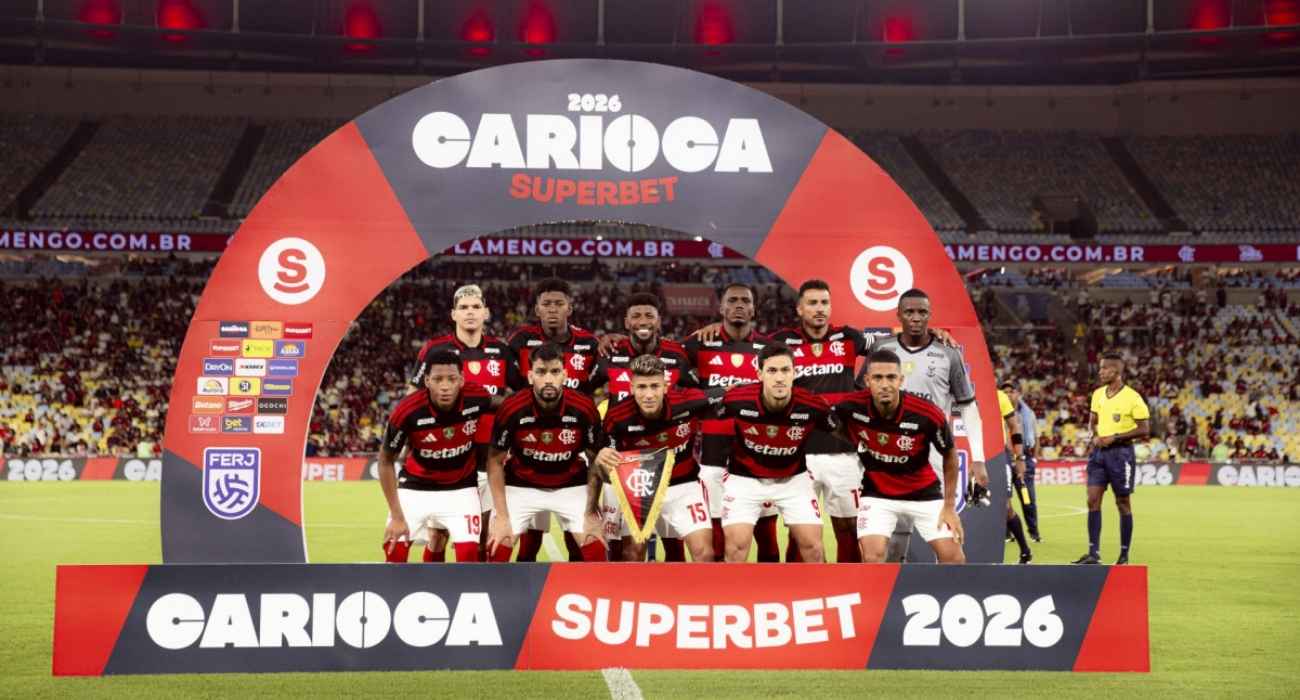 Jogadores durante apresentação dentro de campo