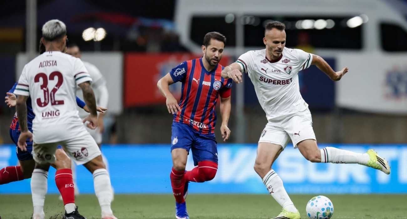 Jogadores do Fluminense em dividida de bola com jogadores do Bahia na Arena Fonte Nova