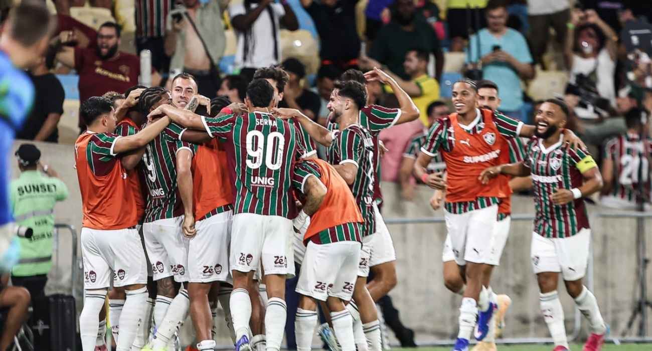 Jogadores de Fluminense e Botafogo disputando bola no Maracanã