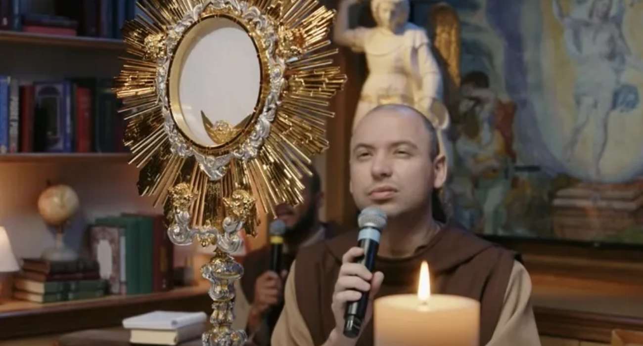 Frei Gilson conduz rosário na madrugada durante a Quaresma 2026