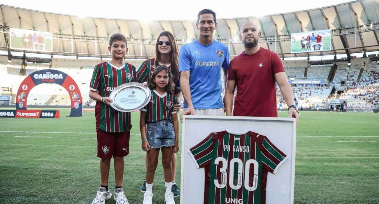 Paulo Henrique Ganso recebe homenagem por 300 jogos pelo Fluminense