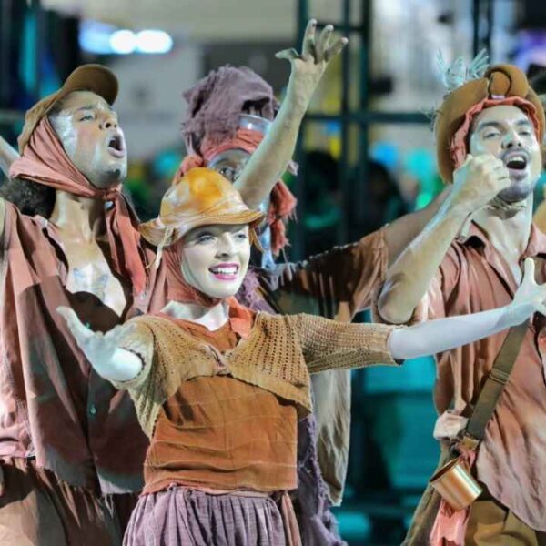 Artistas da Comissão de Frente da Acadêmicos de Niterói fazem coreografia levando "Lula lá" para a Sapucaí; agremiação "vai passar" oficialmente às 21h45 | Alexandre Macieira/Riotur