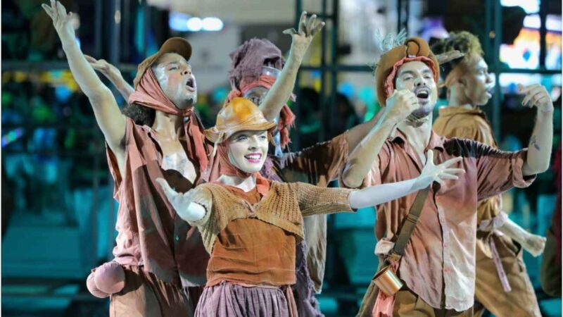 Artistas da Comissão de Frente da Acadêmicos de Niterói fazem coreografia levando "Lula lá" para a Sapucaí; agremiação "vai passar" oficialmente às 21h45 | Alexandre Macieira/Riotur