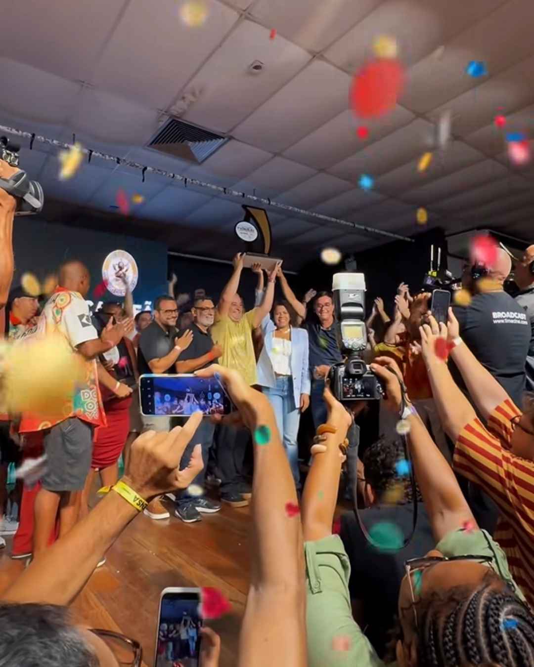 Império de Charitas celebra o título do Grupo Especial no Carnaval de Niterói 2026