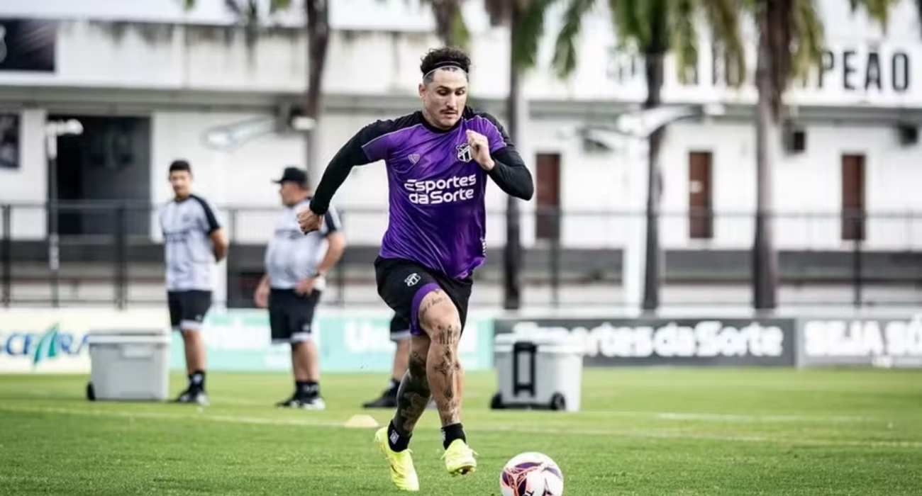 Jogador do Ceará SC durante treino no gramado