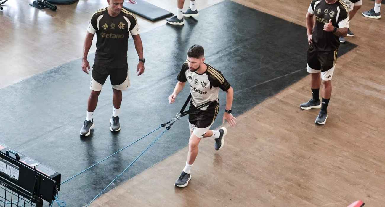Jorginho em ação pelo Flamengo antes de sofrer lesão muscular