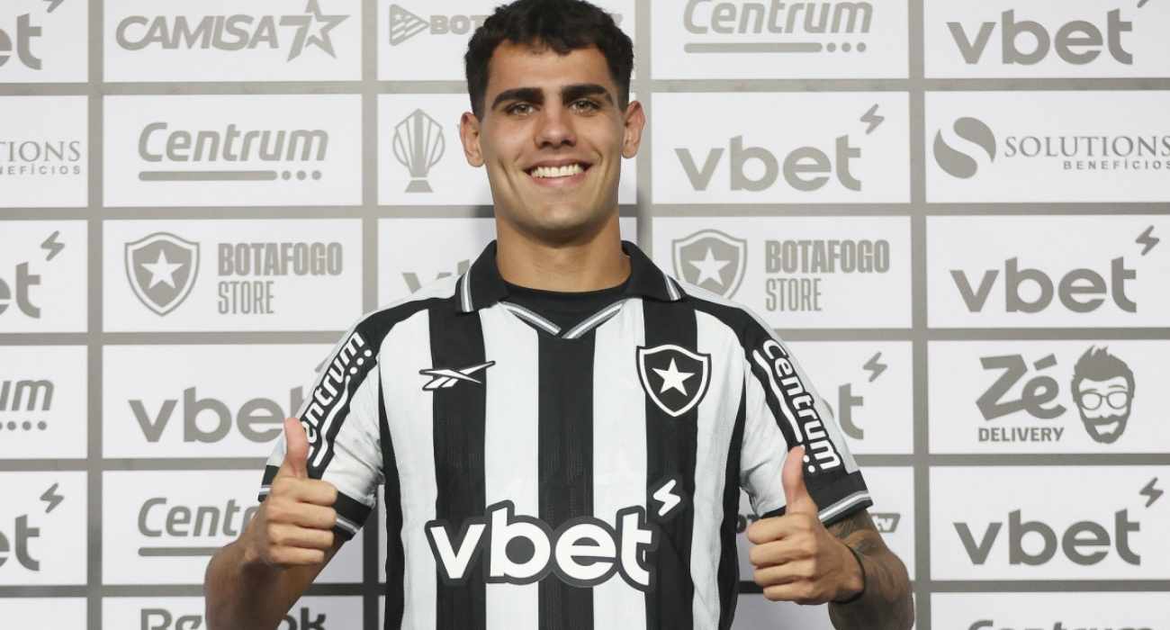 Lucas Villalba com a camisa do Botafogo após regularização no BID