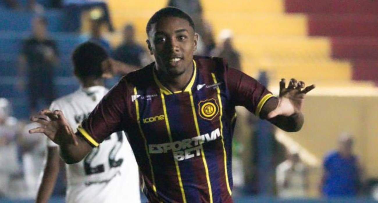 Wallace comemora gol do Madureira contra o ABC Wallace comemora gol do Madureira contra o ABC