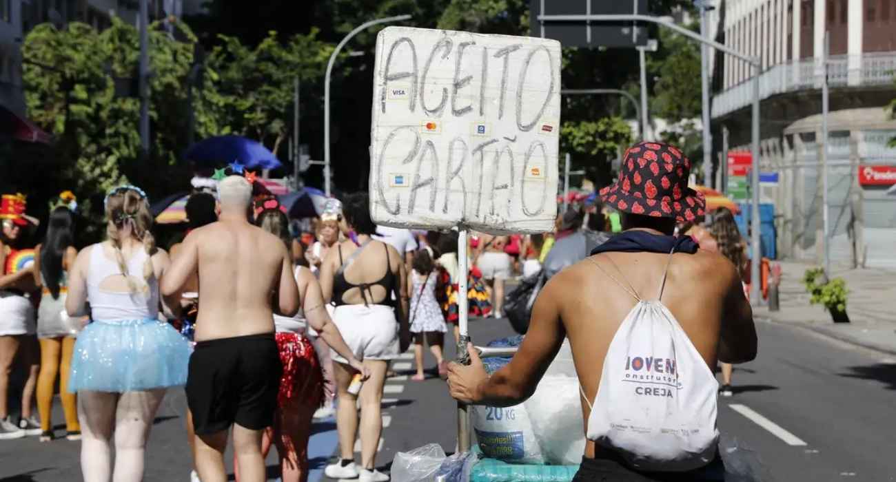 Ambulantes formalizados como MEI atuam durante o Carnaval no Brasil