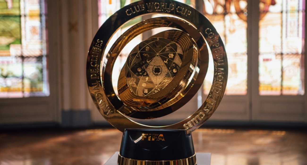 Troféu do Mundial de Clubes da Fifa em destaque