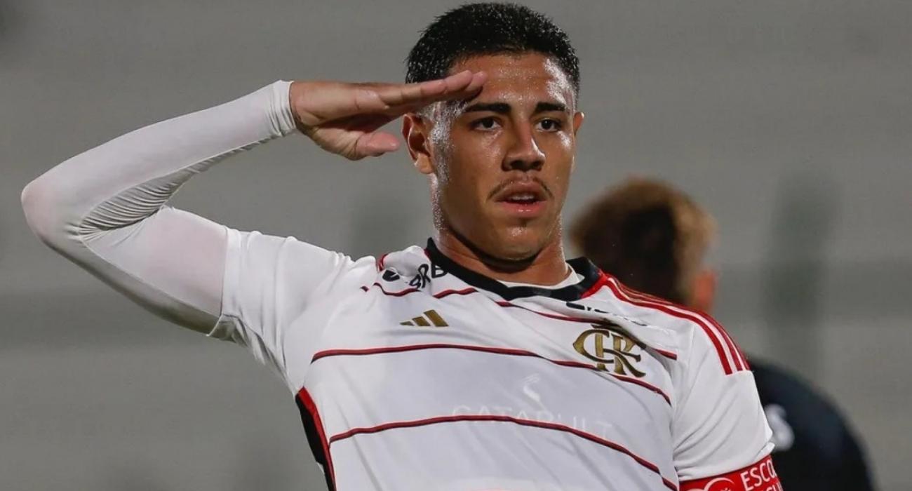 Iago comemora gol pelo Flamengo em partida do Campeonato Carioca