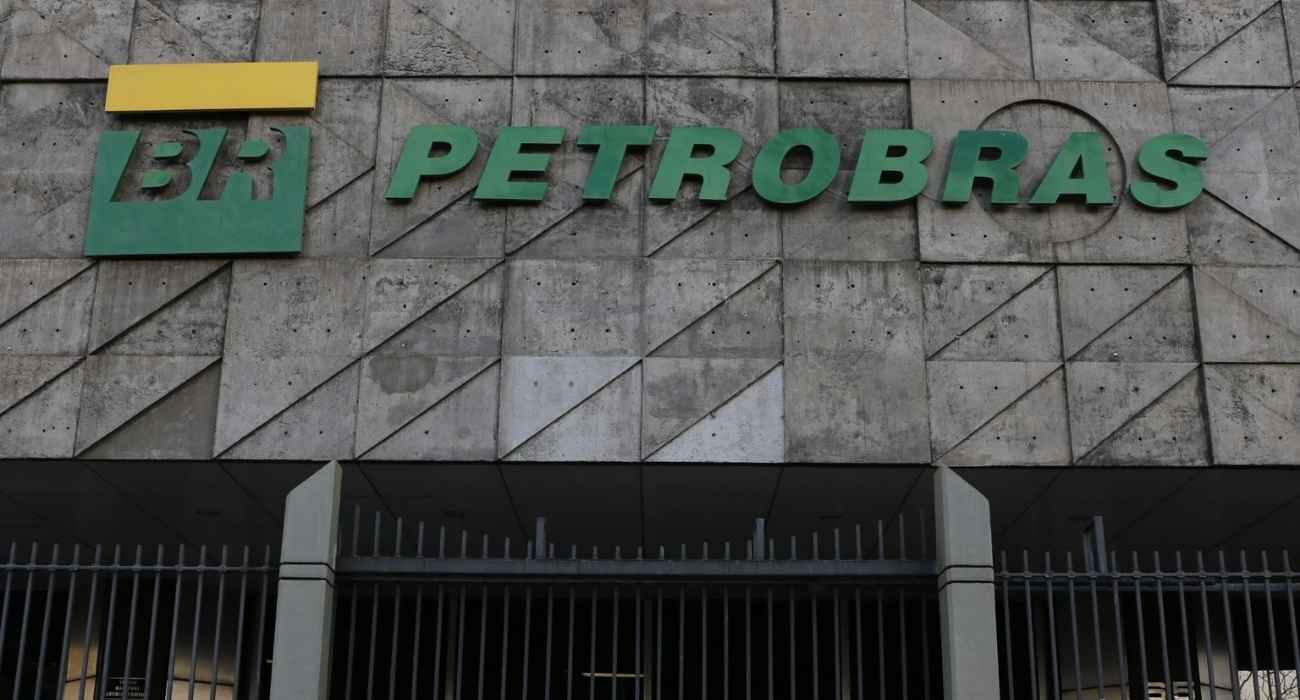 Fachada da Petrobras em dia de divulgação de concurso público