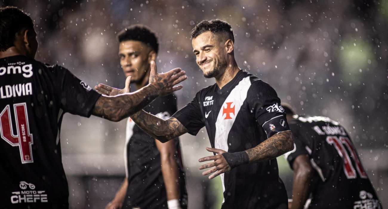 Philippe Coutinho em ação pelo Vasco, driblando adversário e comemorando gol durante jogo de 2026