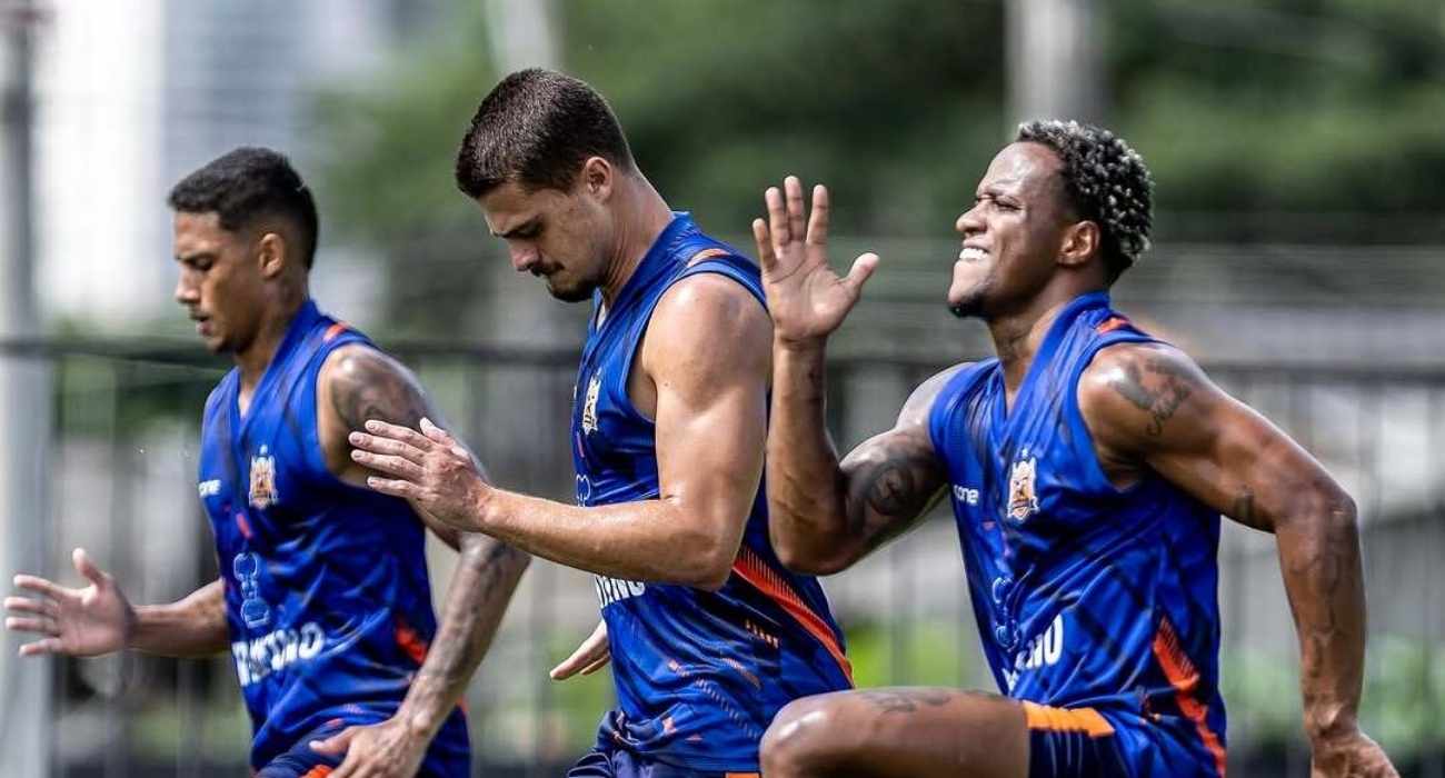 Jogadores do Nova Iguaçu durante treino