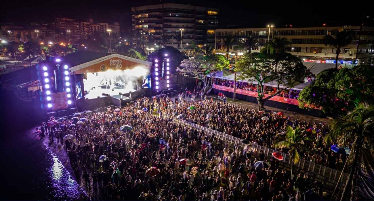 Multidão na frente do palco no Record Sunset Rio em Araruama, durante show da Cláudia Leitte