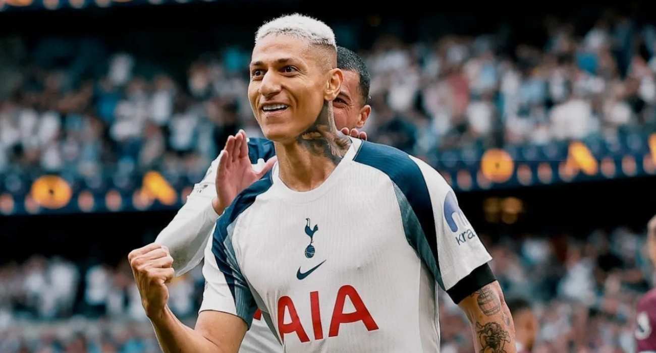 Richarlison em ação pelo Tottenham durante partida da temporada