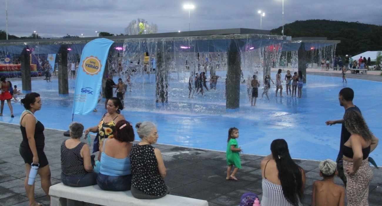 Público acompanha show no Sesc Verão São Gonçalo no Parque RJ