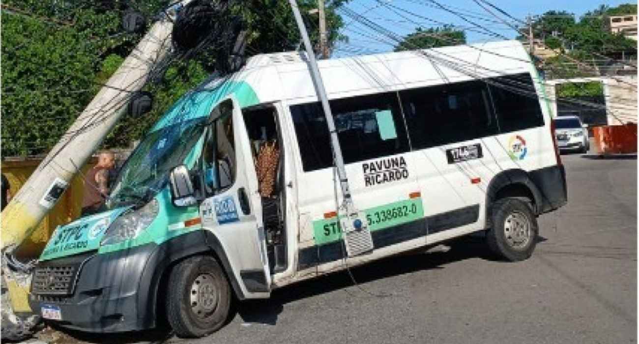 Utilitário após bater em poste em Ricardo de Albuquerque