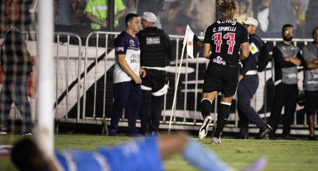 Spinelli comemora gol pelo Vasco em São Januário