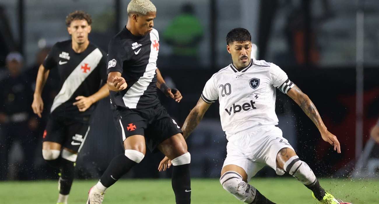 Jogadores do Vasco comemoram gol contra o Botafogo sob forte chuva em São Januário