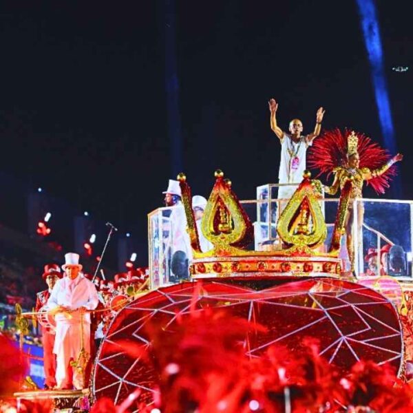 Desfile em homenagem ao Mestre Ciça faz Viradouro campeã do Carnaval 2026