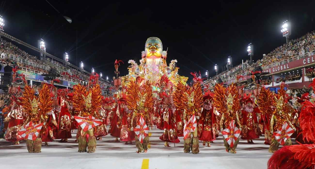 desfile da Viradouro no Carnaval 2026 com bateria em destaque