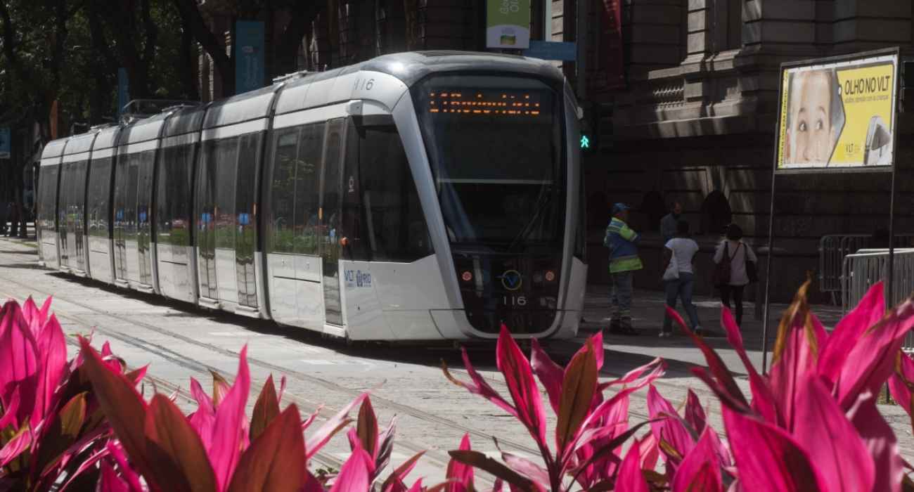 VLT circulando pelo Centro do Rio durante o Carnaval