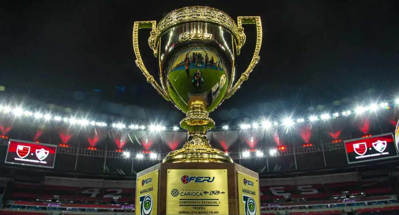 Troféu do Campeonato Carioca sendo apresentado durante partida