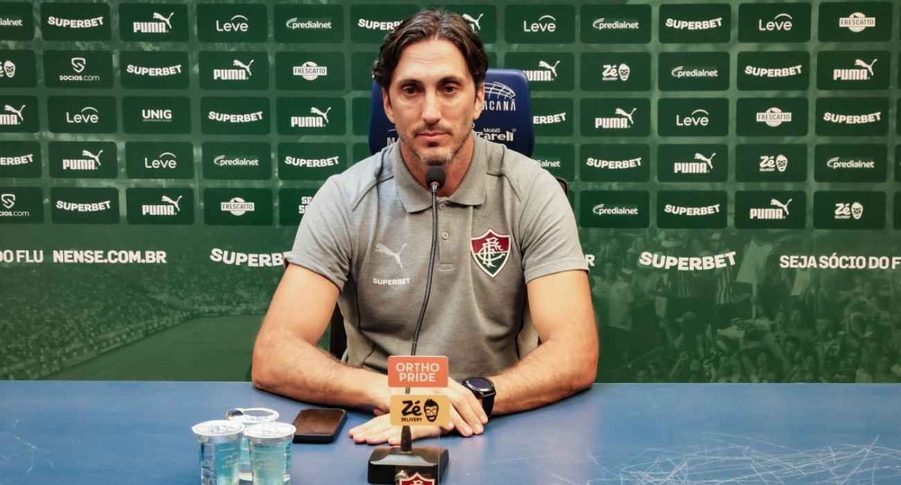 Zubeldía durante coletiva após vitória do Fluminense no clássico contra o Botafogo