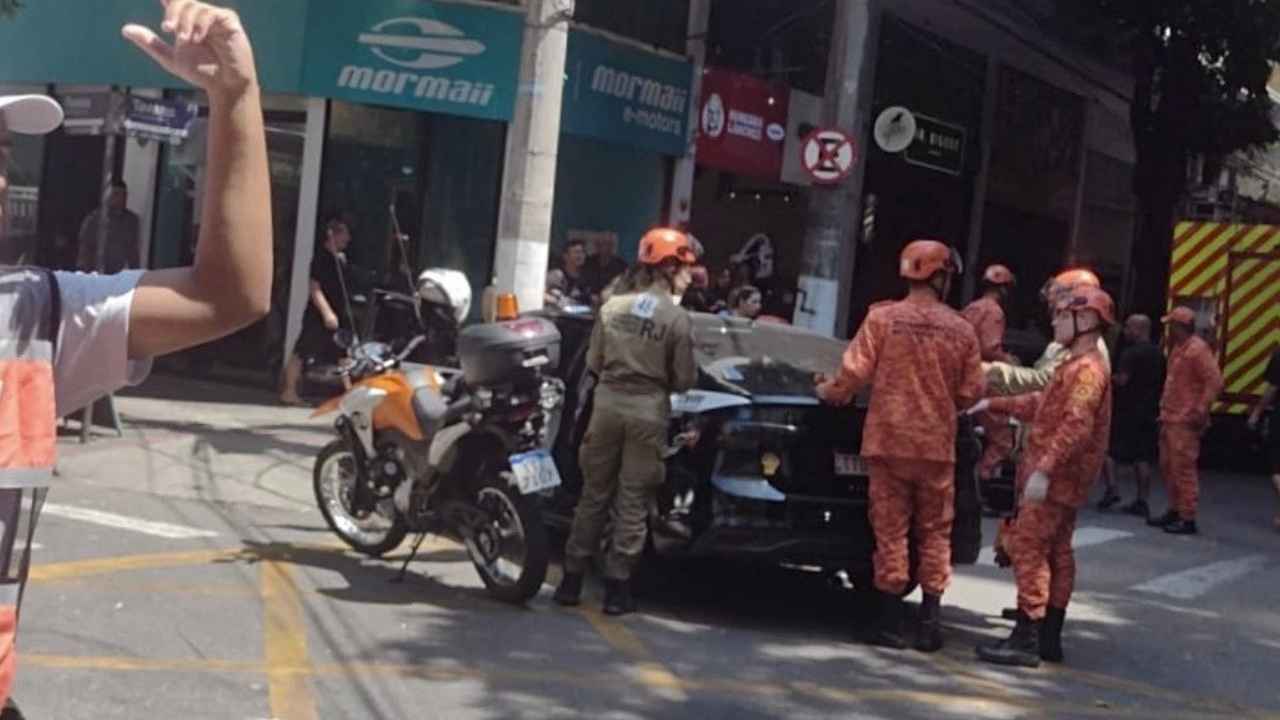 Bombeiros chegam ao local após acidente de carro em Icaraí. Foto: Divulgação/redes sociais.