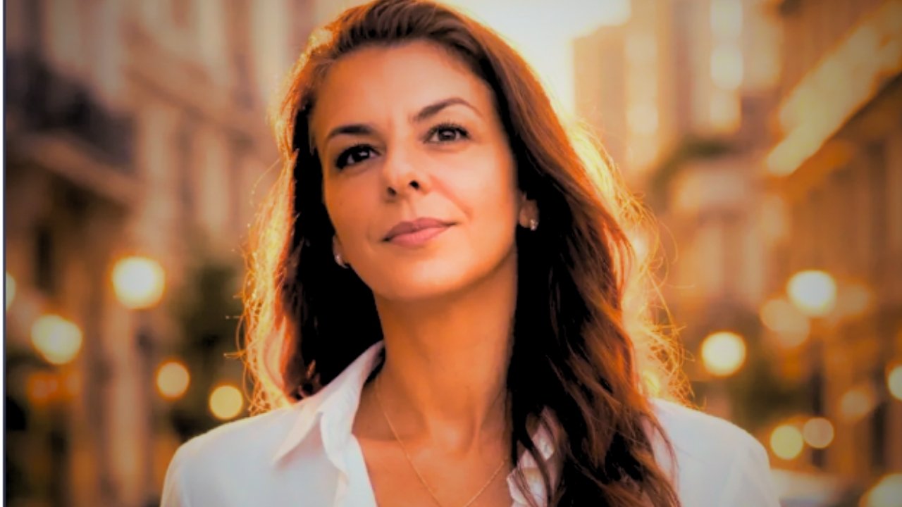 Imagem mostra Adriana Diniz, jornalista, colunista e repórter especial do Folha do Leste,  autora do artigo sobre  o Dia Internacional da Mulher, questionando no texto o que comemorar após 51 anos da ONU oficializar a data