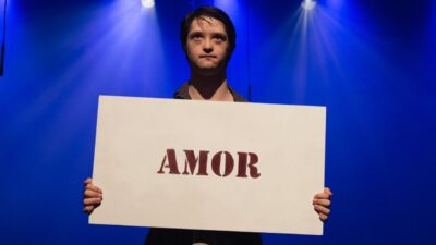 Ator com Síndrome de Down na peça O Nome das Coisas. Foto; Divulgação.