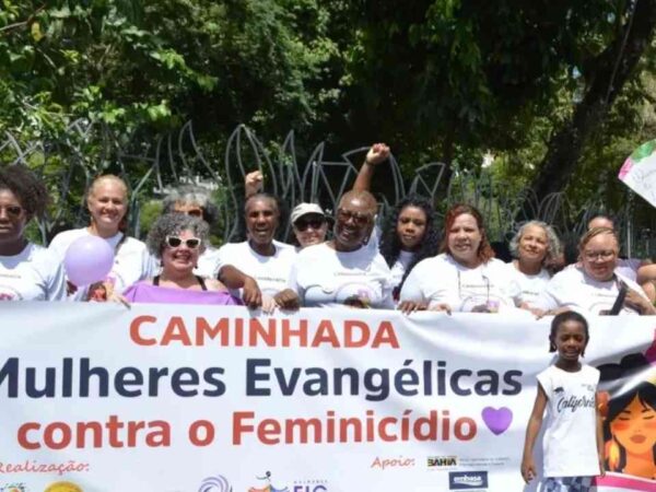 Caminhada de mulheres evangélicas em Salvador, na Bahia, chamou a atenção para o combate contra a violência doméstica no meio cristão. Foto: Reprodução/Instagram.