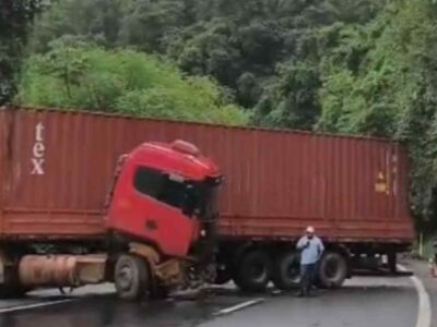 Caminhão atravessado em trecho da Serra de Petrópolis. Foto: Reprodução/WhatsApp.