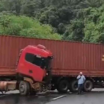 Caminhão atravessado em trecho da Serra de Petrópolis. Foto: Reprodução/WhatsApp.