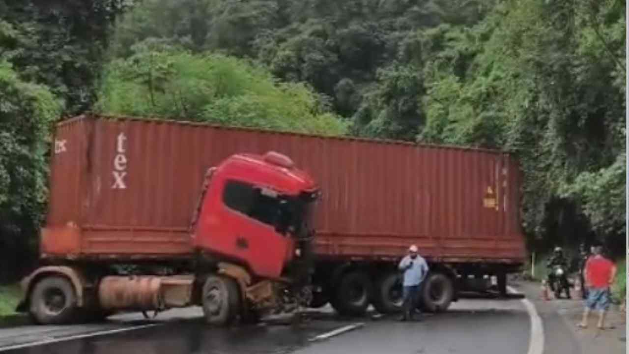 Caminhão atravessado em trecho da Serra de Petrópolis. Foto: Reprodução/WhatsApp.