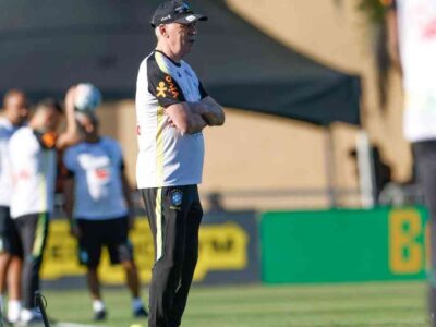 Carlo Ancellotti ainda tem dúvida sobre quem será o companheiro de zaga de Léo Pereira no amistoso contra a França. Foto: Rafael Ribeiro/CBF.