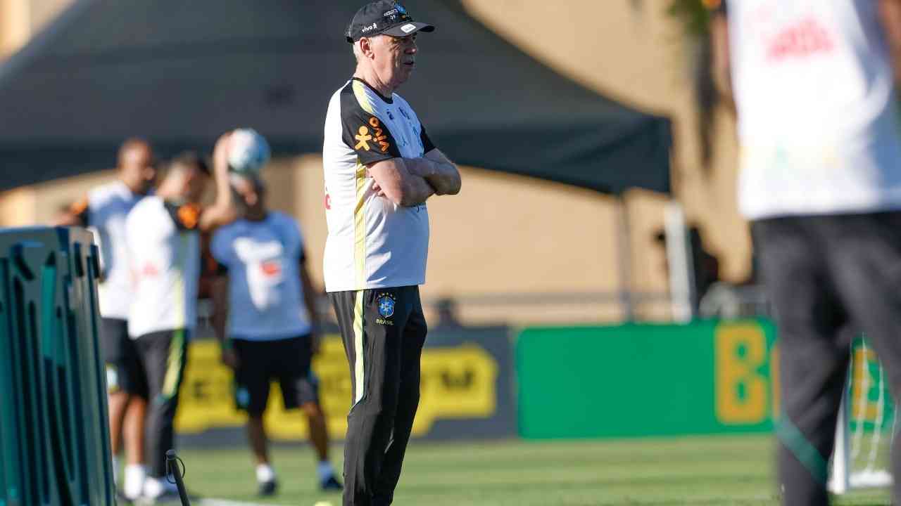 Carlo Ancellotti ainda tem dúvida sobre quem será o companheiro de zaga de Léo Pereira no amistoso contra a França. Foto: Rafael Ribeiro/CBF.