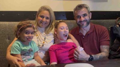 Carol Reis (a segunda da foto da esquerda para a direita) ao lado das filhas Aurora (a primeira na imagem), Alana (terceira) e do esposo Fabiano Santos. Foto: acervo pessoal.