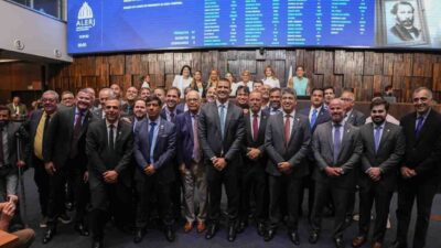 Douglas Ruas (no centro da foto, em destaque e sorridente) é o novo presidente da Alerj. Ele posou junto com a nova Mesa Diretora da Casa. Foto: Otacílio Barbosa.