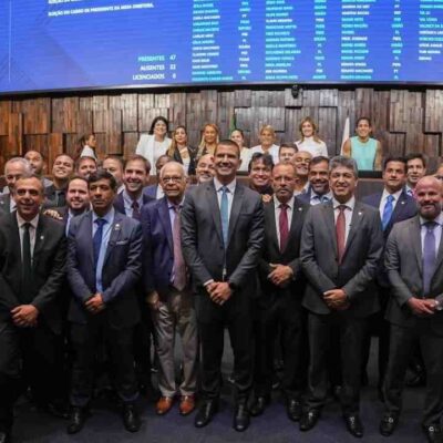 Douglas Ruas (no centro da foto, em destaque e sorridente) é o novo presidente da Alerj. Ele posou junto com a nova Mesa Diretora da Casa. Foto: Otacílio Barbosa.