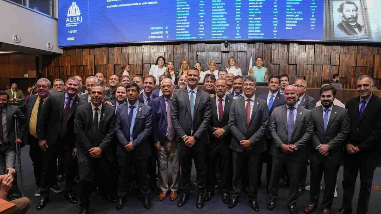 Douglas Ruas (no centro da foto, em destaque e sorridente) é o novo presidente da Alerj. Ele posou junto com a nova Mesa Diretora da Casa. Foto: Otacílio Barbosa.