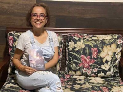 A jornalista Keetherine Giovanessa com o livro "Fragmentos de uma Vida". Foto: Divulgação.