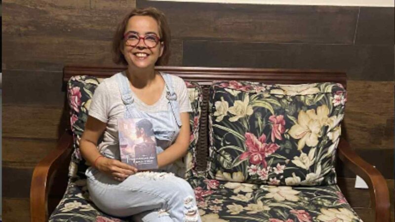 A jornalista Keetherine Giovanessa com o livro "Fragmentos de uma Vida". Foto: Divulgação.