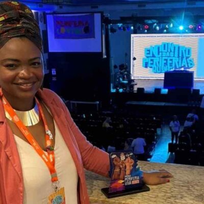 Presidente da ONG Mulheres da Parada, Letícia da Hora, com o prêmio conquistado pelo Ministério das Cidades. Foto: Divulgação.